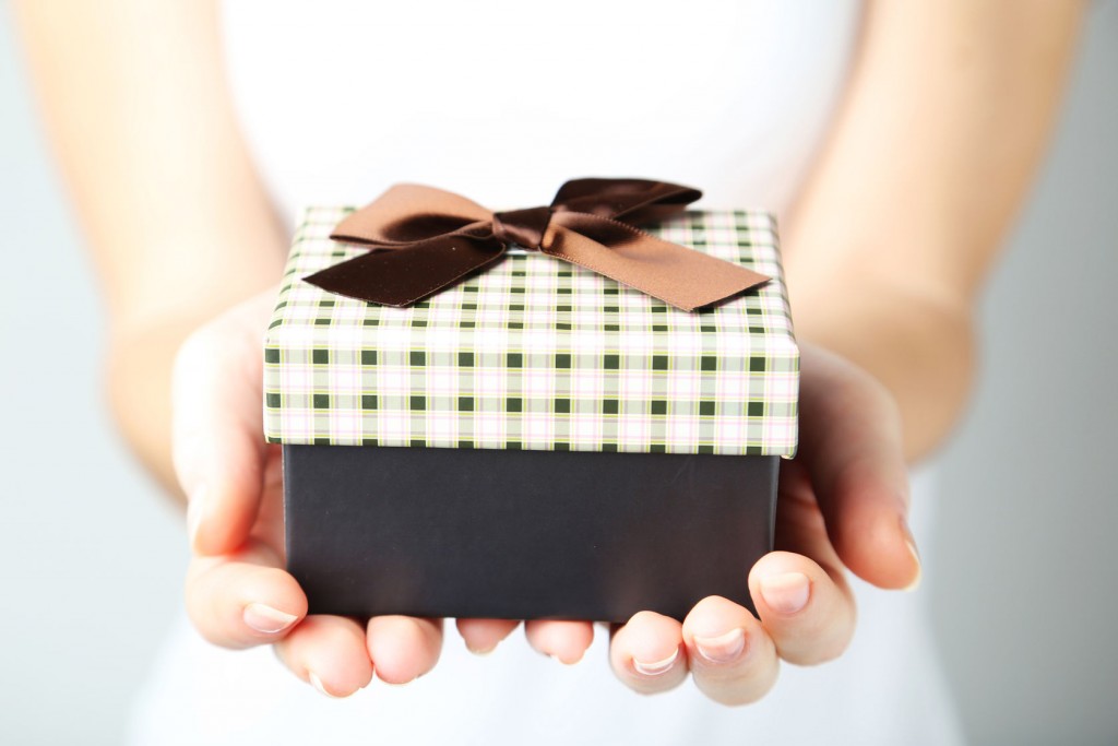 woman's hands holding gift box